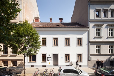 Linz (OÖ);
Of(f)´n Stüberl Linz;
Bauherr_in: Evangelische Pfarrgemeinde A.B. Linz - Innere Stadt /
Evangelische Stadt-Diakonie Linz;
Architektur: URMANN RADLER ZT GmbH, Linz – © Kurt Kuball Linz (OÖ);
Of(f)´n Stüberl Linz;
Bauherr_in: Evangelische Pfarrgemeinde A.B. Linz - Innere Stadt /
Evangelische Stadt-Diakonie Linz;
Architektur: URMANN RADLER ZT GmbH, Linz