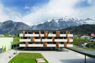 Mils (T);
Dorfkernrevitalisierung Mils;
Bauherr_in: Gemeindebetriebe Mils GmbH;
Architektur: DIN A4 Architektur ZT GmbH, Innsbruck;
Freiraumplanung: Hollaus Außenanlagen und Bau GmbH, Innsbruck – © Birgit Köll Mils (T);
Dorfkernrevitalisierung Mils;
Bauherr_in: Gemeindebetriebe Mils GmbH;
Architektur: DIN A4 Architektur ZT GmbH, Innsbruck;
Freiraumplanung: Hollaus Außenanlagen und Bau GmbH, Innsbruck