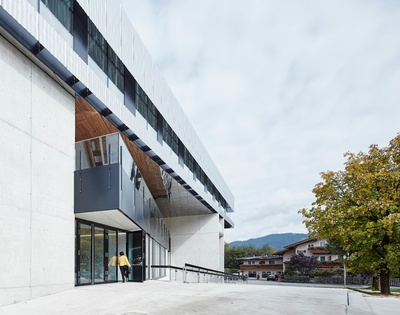 Tirol:
Tourismusschulen am Wilden Kaiser, St. Johann in Tirol
Bauherr_in: Bundesimmobiliengesellschaft m.b.H.
Architektur: Wiesflecker-Architekten ZT GmbH – © David Schreyer Tirol:
Tourismusschulen am Wilden Kaiser, St. Johann in Tirol
Bauherr_in: Bundesimmobiliengesellschaft m.b.H.
Architektur: Wiesflecker-Architekten ZT GmbH
