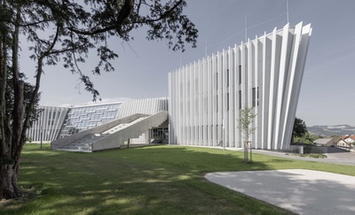 Anton Bruckner Privatuniversität, Linz; Bauherr: BEG Bruckner-Universität Errichtungs- und Betriebsgesellschaft mbH; Architektur: ARCHITEKTURBUERO 1 ZT GmbH, Linz; Freiraumplanung: ARCHITEKTURBUERO 1 ZT GmbH / ELCH Landschaftsarchitekten, Linz – © Simon Bauer Anton Bruckner Privatuniversität, Linz; Bauherr: BEG Bruckner-Universität Errichtungs- und Betriebsgesellschaft mbH; Architektur: ARCHITEKTURBUERO 1 ZT GmbH, Linz; Freiraumplanung: ARCHITEKTURBUERO 1 ZT GmbH / ELCH Landschaftsarchitekten, Linz