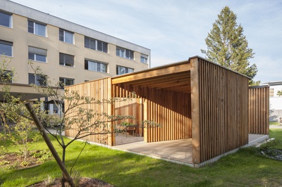 Pavillon Palliativstation Klagenfurt, Kärnten; Bauherr: Landeskrankenanstalten-Betriebsgesellschaft – KABEG; Architektur: FH Kärnten, Spittal an der Drau; Freiraumplanung: Elias Molitschnig mit Studierenden der FH Kärnten / Kooperation mit der Baumschule Fleischhacker, Klagenfurt