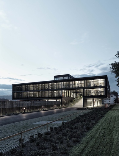 Headoffice Gebrüder Weiss Lauterach, Vorarlberg; Bauherr: Gebrüder Weiss GmbH Transport und Logistik; Architektur: Cukrowicz Nachbaur Architekten ZT GmbH, Bregenz; Freiraumplanung: Markus Cukrowicz Landschaften, Winterthur (CH)