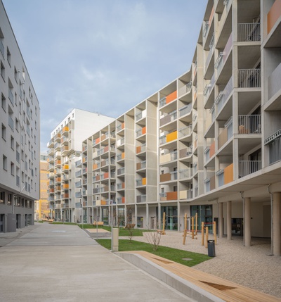 Bauherr:in: WBV-GPA Wohnbauvereinigung für Privatangestellte Gemeinnützige GmbH / EBG Gemeinnützige Ein- und Mehrfamilienhäuser Baugenossenschaft reg.
Architektur: M&S Architekten ZT GmbH / Architekten Gerner und Partner ZT GmbH / transparadiso ZT KG
Freiraumplanung: YEWO LANDSCAPES GmbH
Tragwerksplanung: BUSCHINA & PARTNER ZIVILTECHNIKER GMBH – © Michael Nagl, Naglstudio / Florian Albert, Florian Albert Photography Bauherr:in: WBV-GPA Wohnbauvereinigung für Privatangestellte Gemeinnützige GmbH / EBG Gemeinnützige Ein- und Mehrfamilienhäuser Baugenossenschaft reg.
Architektur: M&S Architekten ZT GmbH / Architekten Gerner und Partner ZT GmbH / transparadiso ZT KG
Freiraumplanung: YEWO LANDSCAPES GmbH
Tragwerksplanung: BUSCHINA & PARTNER ZIVILTECHNIKER GMBH