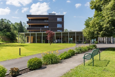 Bauherr:in: Soziale Einrichtungen der Barmherzigen Schwestern Zams Betriebs GmbH
Architektur: HK Architekten, Hermann Kaufmann + Partner ZT GmbH
Tragwerksplanung: merz kley partner GmbH / Mader & Flatz Ziviltechniker GmbH – © Roland Wehinger / HK Architekten Bauherr:in: Soziale Einrichtungen der Barmherzigen Schwestern Zams Betriebs GmbH
Architektur: HK Architekten, Hermann Kaufmann + Partner ZT GmbH
Tragwerksplanung: merz kley partner GmbH / Mader & Flatz Ziviltechniker GmbH