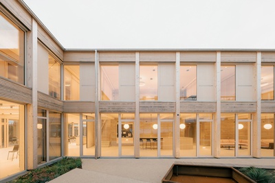 Bauherr:in: Windkraft Simonsfeld AG
Architektur: jury troy architects
Freiraumplanung: outside landschaftsarchitektur GmbH
Tragwerksplanung: KPPK Ziviltechniker GmbH