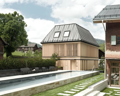 Bauherr:in: Fetz & Fetz GmbH
Architektur: NONA Architektinnen
Freiraumplanung: Amman Gartenbau GmbH
Tragwerksplanung: zte Leitner ZT GmbH