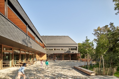 Bauherr:in: Rudolf-Steiner-Schulverein Wien Mauer
Architektur: Dietrich Untertrifaller Architekten ZT GmbH  / ANDIBREUSS
Freiraumplanung: Carla Lo Landschaftsarchitektur
Tragwerksplanung: DI Kurt Pock