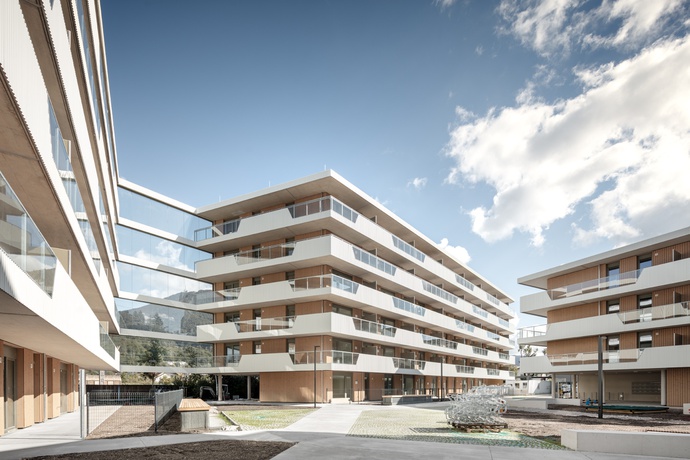 Bauherrschaft: Heimat Österreich gemeinnützige Wohnungs- und Siedlungsgesellschaft m.b.H.
Architektur: Schwarzenbacher Struber Architekten ZT GmbH, Salzburg
Foto: Kurt Kuball – © Kurt Kuball Bauherrschaft: Heimat Österreich gemeinnützige Wohnungs- und Siedlungsgesellschaft m.b.H.
Architektur: Schwarzenbacher Struber Architekten ZT GmbH, Salzburg
Foto: Kurt Kuball
