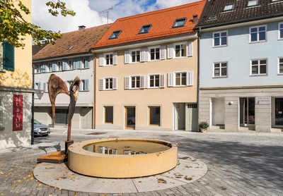 Bauherrschaft: Schadenbauer Projekt- und Quartierentwicklungs GmbH; Stadt Hohenems
Architektur: Architekten Nägele Waibel/ Bernardo Bader Architekten/ Georg Bechter Architektur +
Design/ HEIN architekten/ Imgang Architekten/ ma.lo architectural office zusammen mit DI Michael Egger
Freiraumplanung: lohrer.hochrein.landschaftsarchitekten und stadtplaner, München (Begegnungszone)/
Stadtland Büro für Raum- u. Landschaftsplanung, Hohenems (private Freiraumplanung) – © Albrecht Imanuel Schnabel Bauherrschaft: Schadenbauer Projekt- und Quartierentwicklungs GmbH; Stadt Hohenems
Architektur: Architekten Nägele Waibel/ Bernardo Bader Architekten/ Georg Bechter Architektur +
Design/ HEIN architekten/ Imgang Architekten/ ma.lo architectural office zusammen mit DI Michael Egger
Freiraumplanung: lohrer.hochrein.landschaftsarchitekten und stadtplaner, München (Begegnungszone)/
Stadtland Büro für Raum- u. Landschaftsplanung, Hohenems (private Freiraumplanung)