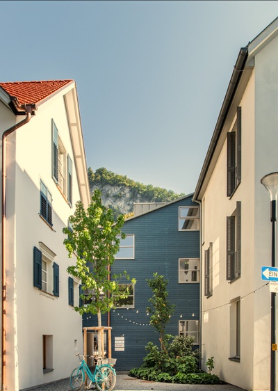 Bauherrschaft: Schadenbauer Projekt- und Quartierentwicklungs GmbH; Stadt Hohenems
Architektur: Architekten Nägele Waibel/ Bernardo Bader Architekten/ Georg Bechter Architektur +
Design/ HEIN architekten/ Imgang Architekten/ ma.lo architectural office zusammen mit DI Michael Egger
Freiraumplanung: lohrer.hochrein.landschaftsarchitekten und stadtplaner, München (Begegnungszone)/
Stadtland Büro für Raum- u. Landschaftsplanung, Hohenems (private Freiraumplanung)