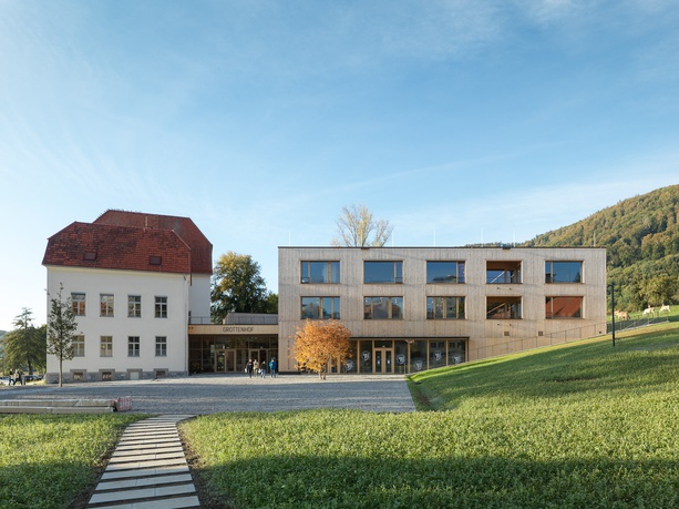 LFS Grottenhof Modernisierung, Graz; 
Bauherr:in:	LIG | Landesimmobiliengesellschaft Steiermark; 
Architektur:	ARGE LFS GROTTENHOF Caspar Wichert Architektur ZT GmbH – OSNAP Open South North Architecture Practice ZT GmbH