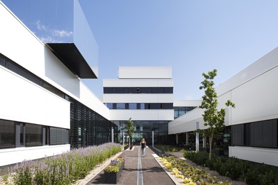 Wien;
HOERBIGER Firmencampus;
Bauherr_in: HOERBIGER Holding AG, Wien;
Architektur: querkraft architekten, Wien;
Freiraumplanung: Doris Haidvogl, Wien