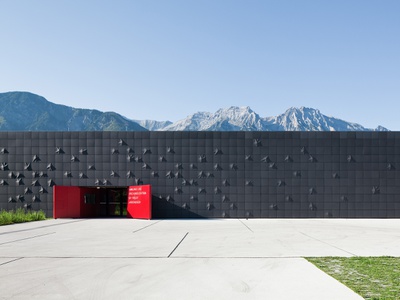 Tirol:
Sammlungs- und Forschungszentrum der Tiroler Landesmuseen
Bauherr_in: Amt der Tiroler Landesregierung, Abteilung Hochbau
Architektur: Franz&Sue
Freiraumplanung: idealice Landschaftsarchitektur
