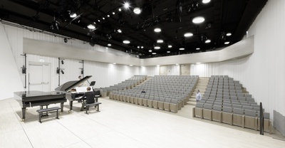 Anton Bruckner Privatuniversität, Linz; Bauherr: BEG Bruckner‐Universität Errichtungs‐ und Betriebsgesellschaft mbH; Architektur: ARCHITEKTURBUERO 1 ZT GmbH, Linz; Freiraumplanung: ARCHITEKTURBUERO 1 ZT GmbH / ELCH Landschaftsarchitekten, Linz