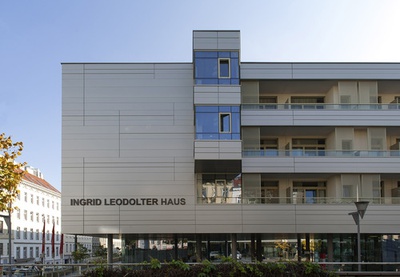 Ingrid-Leodolter-Haus, Pflegewohnhaus Rudolfsheim, Wien; Bauherr: GESIBA Gemeinnützige Siedlungs- u. BauAG / Wiener Krankenanstaltenverbund; Architektur: wimmerundpartner architektur: wup ZT GmbH, Wien; Freiraumplanung: EGKK Landschaftsarchitektur, Wien – © Haller & Haller Ingrid-Leodolter-Haus, Pflegewohnhaus Rudolfsheim, Wien; Bauherr: GESIBA Gemeinnützige Siedlungs- u. BauAG / Wiener Krankenanstaltenverbund; Architektur: wimmerundpartner architektur: wup ZT GmbH, Wien; Freiraumplanung: EGKK Landschaftsarchitektur, Wien