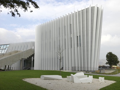 Anton Bruckner Privatuniversität, Linz, Oberösterreich; Bauherr: BEG Bruckner‐Universität Errichtungs‐ und Betriebsgesellschaft mbH; Architektur: ARCHITEKTURBUERO 1 ZT GmbH, Linz; Freiraumplanung: ARCHITEKTURBUERO 1 ZT GmbH / ELCH Landschaftsarchitekten, Linz – © Haller & Haller Anton Bruckner Privatuniversität, Linz, Oberösterreich; Bauherr: BEG Bruckner‐Universität Errichtungs‐ und Betriebsgesellschaft mbH; Architektur: ARCHITEKTURBUERO 1 ZT GmbH, Linz; Freiraumplanung: ARCHITEKTURBUERO 1 ZT GmbH / ELCH Landschaftsarchitekten, Linz