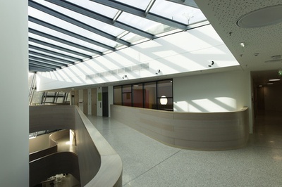 Anton Bruckner Privatuniversität, Linz, Oberösterreich; Bauherr: BEG Bruckner‐Universität Errichtungs‐ und Betriebsgesellschaft mbH; Architektur: ARCHITEKTURBUERO 1 ZT GmbH, Linz; Freiraumplanung: ARCHITEKTURBUERO 1 ZT GmbH / ELCH Landschaftsarchitekten, Linz – © Adolph Stiller Anton Bruckner Privatuniversität, Linz, Oberösterreich; Bauherr: BEG Bruckner‐Universität Errichtungs‐ und Betriebsgesellschaft mbH; Architektur: ARCHITEKTURBUERO 1 ZT GmbH, Linz; Freiraumplanung: ARCHITEKTURBUERO 1 ZT GmbH / ELCH Landschaftsarchitekten, Linz