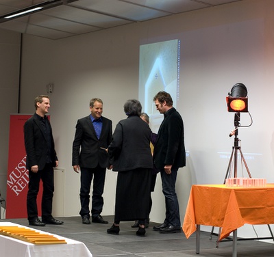 Projekt: BERGKAPELLE ALPE VORDERE NIEDERE, Andelsbuch (Vorarlberg); BauherrInnen: Irene und Leo Feurstein; Architekten: Cukrowicz Nachbaur Architekten ZT GmbH, Bregenz – Den Preis nahmen Irene und Leo Feurstein entgegen, eine Urkunde erhielten auch die Architekten Andreas Cukrowicz und Anton Nachbaur-Sturm.