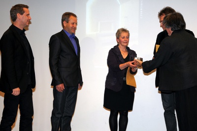 Projekt: BERGKAPELLE ALPE VORDERE NIEDERE, Andelsbuch (Vorarlberg); BauherrInnen: Irene und Leo Feurstein; Architekten: Cukrowicz Nachbaur Architekten ZT GmbH, Bregenz – Den Preis nahmen Irene und Leo Feurstein entgegen, eine Urkunde erhielten auch die Architekten Andreas Cukrowicz und Anton Nachbaur-Sturm.