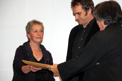 Projekt: BERGKAPELLE ALPE VORDERE NIEDERE, Andelsbuch (Vorarlberg); BauherrInnen: Irene und Leo Feurstein; Architekten: Cukrowicz Nachbaur Architekten ZT GmbH, Bregenz – Den Preis nahmen Irene und Leo Feurstein entgegen, eine Urkunde erhielten auch die Architekten Andreas Cukrowicz und Anton Nachbaur-Sturm. – © Foto: Andreas Seyringer Projekt: BERGKAPELLE ALPE VORDERE NIEDERE, Andelsbuch (Vorarlberg); BauherrInnen: Irene und Leo Feurstein; Architekten: Cukrowicz Nachbaur Architekten ZT GmbH, Bregenz – Den Preis nahmen Irene und Leo Feurstein entgegen, eine Urkunde erhielten auch die Architekten Andreas Cukrowicz und Anton Nachbaur-Sturm.
