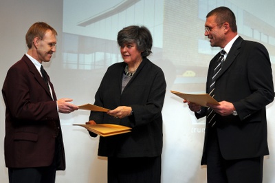 Projekt: BILGER-BREUSTEDT SCHULZENTRUM, Taufkirchen an der Pram (Oberösterreich); Bauherrin: Gemeinde Taufkirchen an der Pram (Bgm. Josef Gruber); Architektur: DFA | Dietmar Feichtinger Architectes, Paris – Den Preis nahmen Bgm. Josef Gruber, Amtsleiter Johann Bauer und OSR Josef Kurz für die Gemeinde Taufkirchen entgegen, eine Urkunde erhielten auch die Architekten Dietmar Feichtinger und Rupert Siller. – © Foto: Andreas Seyringer Projekt: BILGER-BREUSTEDT SCHULZENTRUM, Taufkirchen an der Pram (Oberösterreich); Bauherrin: Gemeinde Taufkirchen an der Pram (Bgm. Josef Gruber); Architektur: DFA | Dietmar Feichtinger Architectes, Paris – Den Preis nahmen Bgm. Josef Gruber, Amtsleiter Johann Bauer und OSR Josef Kurz für die Gemeinde Taufkirchen entgegen, eine Urkunde erhielten auch die Architekten Dietmar Feichtinger und Rupert Siller.