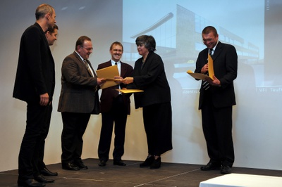 Projekt: BILGER-BREUSTEDT SCHULZENTRUM, Taufkirchen an der Pram (Oberösterreich); Bauherrin: Gemeinde Taufkirchen an der Pram (Bgm. Josef Gruber); Architektur: DFA | Dietmar Feichtinger Architectes, Paris – Den Preis nahmen Bgm. Josef Gruber, Amtsleiter Johann Bauer und OSR Josef Kurz für die Gemeinde Taufkirchen entgegen, eine Urkunde erhielten auch die Architekten Dietmar Feichtinger und Rupert Siller. – © Foto: Andreas Seyringer Projekt: BILGER-BREUSTEDT SCHULZENTRUM, Taufkirchen an der Pram (Oberösterreich); Bauherrin: Gemeinde Taufkirchen an der Pram (Bgm. Josef Gruber); Architektur: DFA | Dietmar Feichtinger Architectes, Paris – Den Preis nahmen Bgm. Josef Gruber, Amtsleiter Johann Bauer und OSR Josef Kurz für die Gemeinde Taufkirchen entgegen, eine Urkunde erhielten auch die Architekten Dietmar Feichtinger und Rupert Siller.