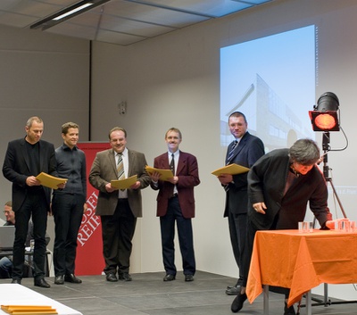 Projekt: BILGER-BREUSTEDT SCHULZENTRUM, Taufkirchen an der Pram (Oberösterreich); Bauherrin: Gemeinde Taufkirchen an der Pram (Bgm. Josef Gruber); Architektur: DFA | Dietmar Feichtinger Architectes, Paris – Den Preis nahmen Bgm. Josef Gruber, Amtsleiter Johann Bauer und OSR Josef Kurz für die Gemeinde Taufkirchen entgegen, eine Urkunde erhielten auch die Architekten Dietmar Feichtinger und Rupert Siller.