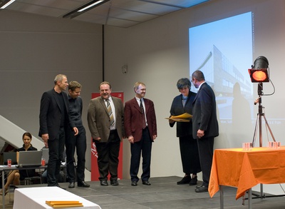 Projekt: BILGER-BREUSTEDT SCHULZENTRUM, Taufkirchen an der Pram (Oberösterreich); Bauherrin: Gemeinde Taufkirchen an der Pram (Bgm. Josef Gruber); Architektur: DFA | Dietmar Feichtinger Architectes, Paris – Den Preis nahmen Bgm. Josef Gruber, Amtsleiter Johann Bauer und OSR Josef Kurz für die Gemeinde Taufkirchen entgegen, eine Urkunde erhielten auch die Architekten Dietmar Feichtinger und Rupert Siller. – © Foto: Simon Bauer Projekt: BILGER-BREUSTEDT SCHULZENTRUM, Taufkirchen an der Pram (Oberösterreich); Bauherrin: Gemeinde Taufkirchen an der Pram (Bgm. Josef Gruber); Architektur: DFA | Dietmar Feichtinger Architectes, Paris – Den Preis nahmen Bgm. Josef Gruber, Amtsleiter Johann Bauer und OSR Josef Kurz für die Gemeinde Taufkirchen entgegen, eine Urkunde erhielten auch die Architekten Dietmar Feichtinger und Rupert Siller.