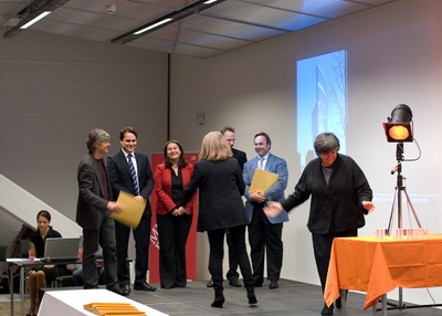 Projekt: BÜROHOCHHAUS HOCH ZWEI, Wien; Bauherrin: IC Projektentwicklung GmbH, Wien; Architektur: Henke und Schreieck Architekten, Wien – Den Preis nahm Mag. Michael Griesmayr für die IC Projektentwicklung entgegen, eine Urkunde erhielten auch die ArchitektInnen Dieter Henke und Marta Schreieck. – © Foto: Simon Bauer Projekt: BÜROHOCHHAUS HOCH ZWEI, Wien; Bauherrin: IC Projektentwicklung GmbH, Wien; Architektur: Henke und Schreieck Architekten, Wien – Den Preis nahm Mag. Michael Griesmayr für die IC Projektentwicklung entgegen, eine Urkunde erhielten auch die ArchitektInnen Dieter Henke und Marta Schreieck.