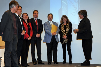 Projekt: BÜROHOCHHAUS HOCH ZWEI, Wien; Bauherrin: IC Projektentwicklung GmbH, Wien; Architektur: Henke und Schreieck Architekten, Wien – Den Preis nahm Mag. Michael Griesmayr für die IC Projektentwicklung entgegen, eine Urkunde erhielten auch die ArchitektInnen Dieter Henke und Marta Schreieck.