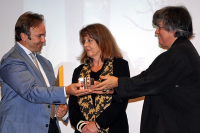 Projekt: BÜROHOCHHAUS HOCH ZWEI, Wien; Bauherrin: IC Projektentwicklung GmbH, Wien; Architektur: Henke und Schreieck Architekten, Wien – Den Preis nahm Mag. Michael Griesmayr für die IC Projektentwicklung entgegen, eine Urkunde erhielten auch die ArchitektInnen Dieter Henke und Marta Schreieck. – © Foto: Andreas Seyringer Projekt: BÜROHOCHHAUS HOCH ZWEI, Wien; Bauherrin: IC Projektentwicklung GmbH, Wien; Architektur: Henke und Schreieck Architekten, Wien – Den Preis nahm Mag. Michael Griesmayr für die IC Projektentwicklung entgegen, eine Urkunde erhielten auch die ArchitektInnen Dieter Henke und Marta Schreieck.