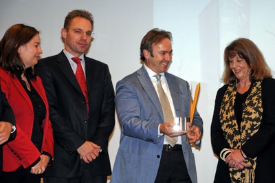 Projekt: BÜROHOCHHAUS HOCH ZWEI, Wien; Bauherrin: IC Projektentwicklung GmbH, Wien; Architektur: Henke und Schreieck Architekten, Wien – Den Preis nahm Mag. Michael Griesmayr für die IC Projektentwicklung entgegen, eine Urkunde erhielten auch die ArchitektInnen Dieter Henke und Marta Schreieck. – © Foto: Andreas Seyringer Projekt: BÜROHOCHHAUS HOCH ZWEI, Wien; Bauherrin: IC Projektentwicklung GmbH, Wien; Architektur: Henke und Schreieck Architekten, Wien – Den Preis nahm Mag. Michael Griesmayr für die IC Projektentwicklung entgegen, eine Urkunde erhielten auch die ArchitektInnen Dieter Henke und Marta Schreieck.
