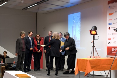 Projekt: BÜROHOCHHAUS HOCH ZWEI, Wien; Bauherrin: IC Projektentwicklung GmbH, Wien; Architektur: Henke und Schreieck Architekten, Wien – Den Preis nahm Mag. Michael Griesmayr für die IC Projektentwicklung entgegen, eine Urkunde erhielten auch die ArchitektInnen Dieter Henke und Marta Schreieck.