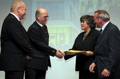 Projekt: DOMPLATZ, Linz (Oberösterreich); Bauherrin: Stiftung St. Severin, Linz; Architektur: Hohensinn Architektur ZT GmbH, Graz – Den Preis nahmen Mag. Jürgen Tschandl, Mag. Friedrich Mayrhofer und Prälat Josef Mayr für die Stiftung St. Severin entgegen, eine Urkunde erhielt auch Architekt Josef Hohensinn.