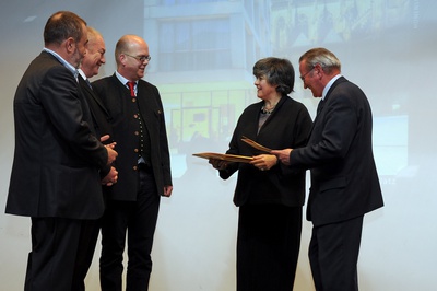 Projekt: DOMPLATZ, Linz (Oberösterreich); Bauherrin: Stiftung St. Severin, Linz; Architektur: Hohensinn Architektur ZT GmbH, Graz – Den Preis nahmen Mag. Jürgen Tschandl, Mag. Friedrich Mayrhofer und Prälat Josef Mayr für die Stiftung St. Severin entgegen, eine Urkunde erhielt auch Architekt Josef Hohensinn.
