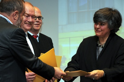 Projekt: DOMPLATZ, Linz (Oberösterreich); Bauherrin: Stiftung St. Severin, Linz; Architektur: Hohensinn Architektur ZT GmbH, Graz – Den Preis nahmen Mag. Jürgen Tschandl, Mag. Friedrich Mayrhofer und Prälat Josef Mayr für die Stiftung St. Severin entgegen, eine Urkunde erhielt auch Architekt Josef Hohensinn.