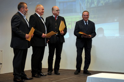 Projekt: DOMPLATZ, Linz (Oberösterreich); Bauherrin: Stiftung St. Severin, Linz; Architektur: Hohensinn Architektur ZT GmbH, Graz – Den Preis nahmen Mag. Jürgen Tschandl, Mag. Friedrich Mayrhofer und Prälat Josef Mayr für die Stiftung St. Severin entgegen, eine Urkunde erhielt auch Architekt Josef Hohensinn.