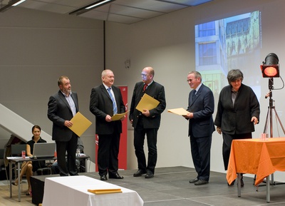 Projekt: DOMPLATZ, Linz (Oberösterreich); Bauherrin: Stiftung St. Severin, Linz; Architektur: Hohensinn Architektur ZT GmbH, Graz – Den Preis nahmen Mag. Jürgen Tschandl, Mag. Friedrich Mayrhofer und Prälat Josef Mayr für die Stiftung St. Severin entgegen, eine Urkunde erhielt auch Architekt Josef Hohensinn.