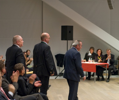 Projekt: DOMPLATZ, Linz (Oberösterreich); Bauherrin: Stiftung St. Severin, Linz; Architektur: Hohensinn Architektur ZT GmbH, Graz – Den Preis nahmen Mag. Jürgen Tschandl, Mag. Friedrich Mayrhofer und Prälat Josef Mayr für die Stiftung St. Severin entgegen, eine Urkunde erhielt auch Architekt Josef Hohensinn.