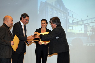 Projekt: HYPO LANDESBANK VORARLBERG, Bregenz (Vorarlberg); Bauherrin: Hypo Landesbank VBG, Bregenz; Architekten: Dietrich | Untertrifaller Architekten mit Arch. DI Gerhard Hörburger, Bregenz – Den Preis nahm Dr. Michael Grahammer für die Hypo Landesbank Vbg. entgegen, eine Urkunde erhielten auch die Architekten Helmut Dietrich, Much Untertrifaller und Gerhard Hörburger.