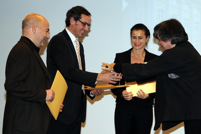 Projekt: HYPO LANDESBANK VORARLBERG, Bregenz (Vorarlberg); Bauherrin: Hypo Landesbank VBG, Bregenz; Architekten: Dietrich | Untertrifaller Architekten mit Arch. DI Gerhard Hörburger, Bregenz – Den Preis nahm Dr. Michael Grahammer für die Hypo Landesbank Vbg. entgegen, eine Urkunde erhielten auch die Architekten Helmut Dietrich, Much Untertrifaller und Gerhard Hörburger.