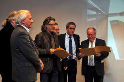 Projekt: KRANKENHAUS, Dornbirn (Vorarlberg); Bauherrin: Stadt Dornbirn (DI Markus Aberer); Architekten: Gohm & Hiessberger Architekten, DI Markus Gohm, DI Arnulf Hiessberger, Feldkirch – Den Preis nahm DI Markus Aberer für die Stadt Dornbirn entgegen, eine Urkunde erhielten auch die Architekten Markus Gohm und Ulf Hiessberger. – © Foto: Andreas Seyringer Projekt: KRANKENHAUS, Dornbirn (Vorarlberg); Bauherrin: Stadt Dornbirn (DI Markus Aberer); Architekten: Gohm & Hiessberger Architekten, DI Markus Gohm, DI Arnulf Hiessberger, Feldkirch – Den Preis nahm DI Markus Aberer für die Stadt Dornbirn entgegen, eine Urkunde erhielten auch die Architekten Markus Gohm und Ulf Hiessberger.