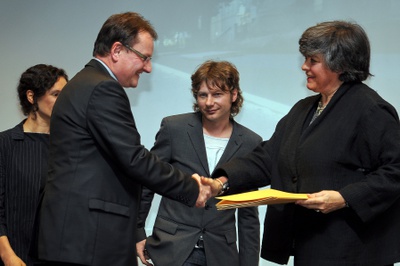 Projekt: LANDHAUSPARK UND PROMENADE, Linz (Oberösterreich); BauherrInnen: Land Oberösterreich, Stadt Linz; Landschaftsarchitektur: el:ch landschaftsarchitekten GBR, München – Den Preis nahmen Mag. Gerhard Burgstaller und DI Gunter Amesberger entgegen, eine Urkunde erhielten auch die LandschaftsarchitektInnen Elisabeth Lesche und Christian Henke.