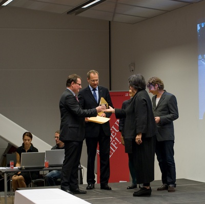 Projekt: LANDHAUSPARK UND PROMENADE, Linz (Oberösterreich); BauherrInnen: Land Oberösterreich, Stadt Linz; Landschaftsarchitektur: el:ch landschaftsarchitekten GBR, München – Den Preis nahmen Mag. Gerhard Burgstaller und DI Gunter Amesberger entgegen, eine Urkunde erhielten auch die LandschaftsarchitektInnen Elisabeth Lesche und Christian Henke.