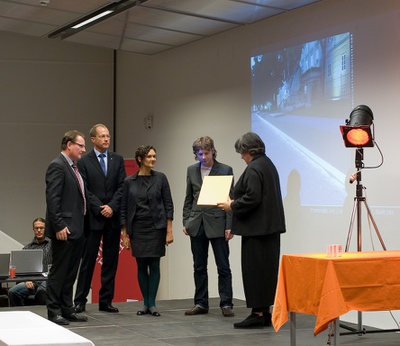 Projekt: LANDHAUSPARK UND PROMENADE, Linz (Oberösterreich); BauherrInnen: Land Oberösterreich, Stadt Linz; Landschaftsarchitektur: el:ch landschaftsarchitekten GBR, München – Den Preis nahmen Mag. Gerhard Burgstaller und DI Gunter Amesberger entgegen, eine Urkunde erhielten auch die LandschaftsarchitektInnen Elisabeth Lesche und Christian Henke.