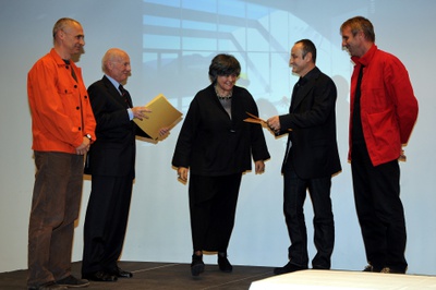Projekt: MUSEUM LIAUNIG, Neuhaus / Suha (Kärnten); Bauherr: Dkfm. Herbert Liaunig; Architekten: Querkraft Architekten ZT GmbH Jakob Dunkl, Gerd Erhartt, Peter Sapp, Wien – Den Preis nahm in Vertretung des Bauherrn der Ausstellungskurator Prof. Peter Baum entgegen, eine Urkunde erhielten auch die Architekten Jakob Dunkl, Gerd Erhartt und Peter Sapp. – © Foto: Andreas Seyringer Projekt: MUSEUM LIAUNIG, Neuhaus / Suha (Kärnten); Bauherr: Dkfm. Herbert Liaunig; Architekten: Querkraft Architekten ZT GmbH Jakob Dunkl, Gerd Erhartt, Peter Sapp, Wien – Den Preis nahm in Vertretung des Bauherrn der Ausstellungskurator Prof. Peter Baum entgegen, eine Urkunde erhielten auch die Architekten Jakob Dunkl, Gerd Erhartt und Peter Sapp.