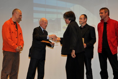 Projekt: MUSEUM LIAUNIG, Neuhaus / Suha (Kärnten); Bauherr: Dkfm. Herbert Liaunig; Architekten: Querkraft Architekten ZT GmbH Jakob Dunkl, Gerd Erhartt, Peter Sapp, Wien – Den Preis nahm in Vertretung des Bauherrn der Ausstellungskurator Prof. Peter Baum entgegen, eine Urkunde erhielten auch die Architekten Jakob Dunkl, Gerd Erhartt und Peter Sapp. – © Foto: Andreas Seyringer Projekt: MUSEUM LIAUNIG, Neuhaus / Suha (Kärnten); Bauherr: Dkfm. Herbert Liaunig; Architekten: Querkraft Architekten ZT GmbH Jakob Dunkl, Gerd Erhartt, Peter Sapp, Wien – Den Preis nahm in Vertretung des Bauherrn der Ausstellungskurator Prof. Peter Baum entgegen, eine Urkunde erhielten auch die Architekten Jakob Dunkl, Gerd Erhartt und Peter Sapp.