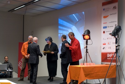 Projekt: MUSEUM LIAUNIG, Neuhaus / Suha (Kärnten); Bauherr: Dkfm. Herbert Liaunig; Architekten: Querkraft Architekten ZT GmbH Jakob Dunkl, Gerd Erhartt, Peter Sapp, Wien – Den Preis nahm in Vertretung des Bauherrn der Ausstellungskurator Prof. Peter Baum entgegen, eine Urkunde erhielten auch die Architekten Jakob Dunkl, Gerd Erhartt und Peter Sapp. – © Foto: Simon Bauer Projekt: MUSEUM LIAUNIG, Neuhaus / Suha (Kärnten); Bauherr: Dkfm. Herbert Liaunig; Architekten: Querkraft Architekten ZT GmbH Jakob Dunkl, Gerd Erhartt, Peter Sapp, Wien – Den Preis nahm in Vertretung des Bauherrn der Ausstellungskurator Prof. Peter Baum entgegen, eine Urkunde erhielten auch die Architekten Jakob Dunkl, Gerd Erhartt und Peter Sapp.