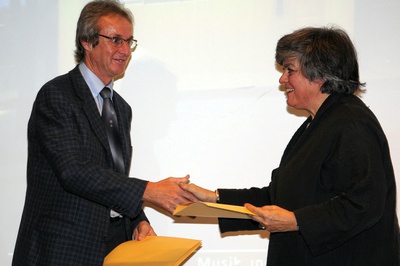 Projekt: MUSIKPROBELOKAL, SCHÜTZENHEIM UND VERANSTALTUNGSPLATZ, Natters (Tirol); Bauherrin: Gemeinde Natters (Bgm. Alois Falschlunger); Architekten: Gsottbauer.architektur.werkstatt – Arch. DI Manfred Gsottbauer, Innsbruck – Den Preis nahm Bgm. Alois Falschlunger für die Gemeinde Natters entgegen, eine Urkunde erhielt auch der Architekt Manfred Gsottbauer. – © Foto: Andreas Seyringer Projekt: MUSIKPROBELOKAL, SCHÜTZENHEIM UND VERANSTALTUNGSPLATZ, Natters (Tirol); Bauherrin: Gemeinde Natters (Bgm. Alois Falschlunger); Architekten: Gsottbauer.architektur.werkstatt – Arch. DI Manfred Gsottbauer, Innsbruck – Den Preis nahm Bgm. Alois Falschlunger für die Gemeinde Natters entgegen, eine Urkunde erhielt auch der Architekt Manfred Gsottbauer.