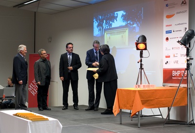 Projekt: MUSIKPROBELOKAL, SCHÜTZENHEIM UND VERANSTALTUNGSPLATZ, Natters (Tirol); Bauherrin: Gemeinde Natters (Bgm. Alois Falschlunger); Architekten: Gsottbauer.architektur.werkstatt – Arch. DI Manfred Gsottbauer, Innsbruck – Den Preis nahm Bgm. Alois Falschlunger für die Gemeinde Natters entgegen, eine Urkunde erhielt auch der Architekt Manfred Gsottbauer. – © Foto: Simon Bauer Projekt: MUSIKPROBELOKAL, SCHÜTZENHEIM UND VERANSTALTUNGSPLATZ, Natters (Tirol); Bauherrin: Gemeinde Natters (Bgm. Alois Falschlunger); Architekten: Gsottbauer.architektur.werkstatt – Arch. DI Manfred Gsottbauer, Innsbruck – Den Preis nahm Bgm. Alois Falschlunger für die Gemeinde Natters entgegen, eine Urkunde erhielt auch der Architekt Manfred Gsottbauer.
